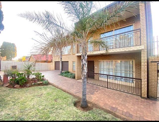 7 BEDROOM HOUSE FOR SALE IN LENASIA SOUTH